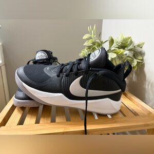 Nike Team Hustle Basketball Shoe Size 5 (Big Kid)